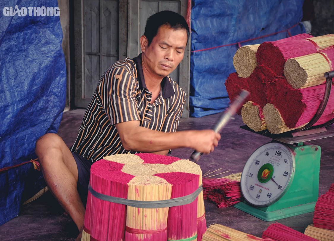 Làng hương 100 năm tuổi tất bật chuẩn bị hàng Tết- Ảnh 2. Làng hương 100 năm tuổi tất bật chuẩn bị hàng Tết- Ảnh 2.