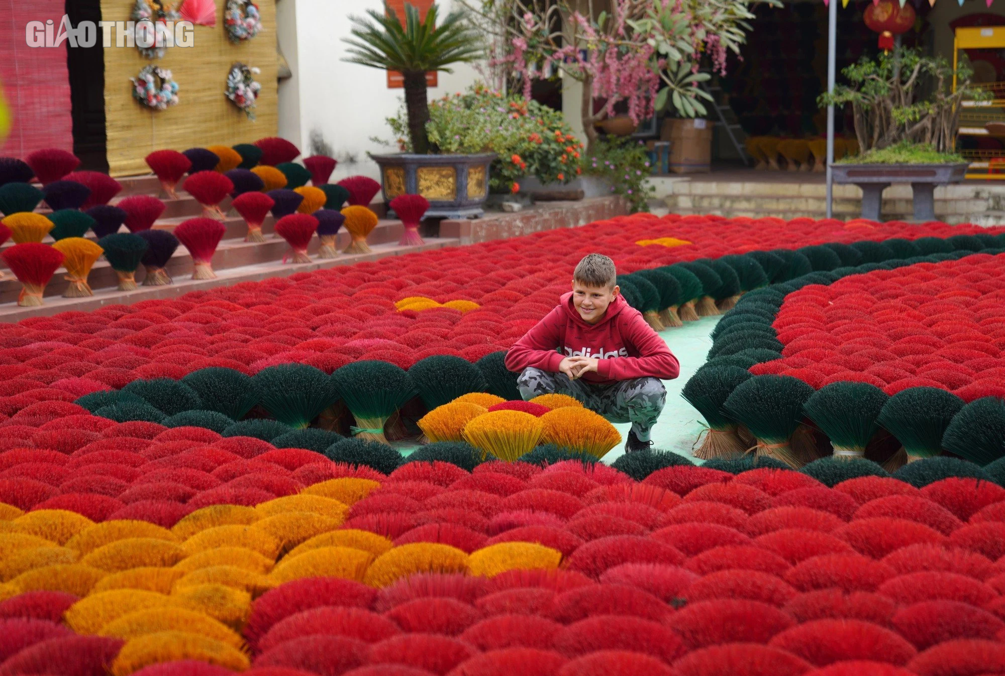 Làng hương 100 năm tuổi tất bật chuẩn bị hàng Tết- Ảnh 12. Làng hương 100 năm tuổi tất bật chuẩn bị hàng Tết- Ảnh 12.