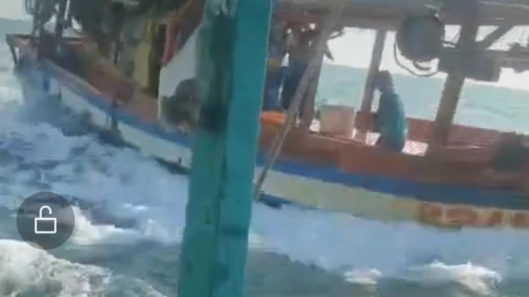 Khởi tố vụ tranh chấp ngư trường, tấn công ngư dân bằng bom xăng, đạn chì- Ảnh 1. Khởi tố vụ tranh chấp ngư trường, tấn công ngư dân bằng bom xăng, đạn chì- Ảnh 1.