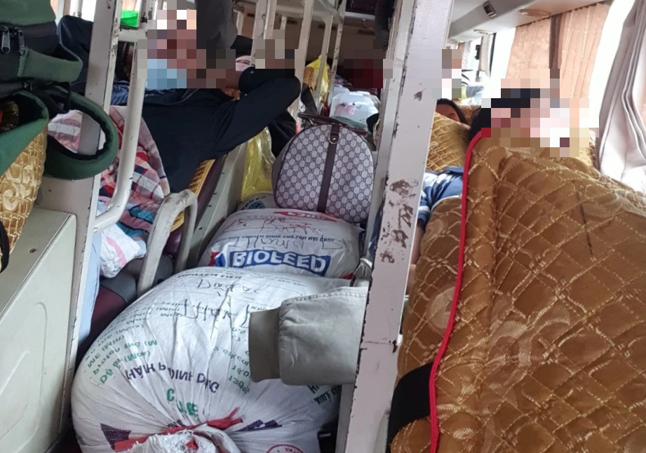 T&agrave;i xế xe kh&aacute;ch chạy tuyến H&agrave; Nội - S&agrave;i G&ograve;n vừa cầm l&aacute;i vừa r&iacute;t điếu c&agrave;y- Ảnh 3.