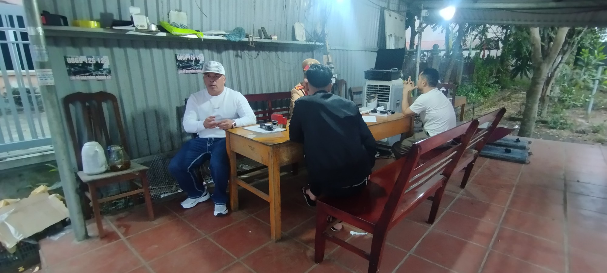 Tài xế xe khách chèn ép nhau trên QL2 bị phạt 2,5 triệu, tước GPLX 3 tháng- Ảnh 1. Tài xế xe khách chèn ép nhau trên QL2 bị phạt 2,5 triệu, tước GPLX 3 tháng- Ảnh 1.