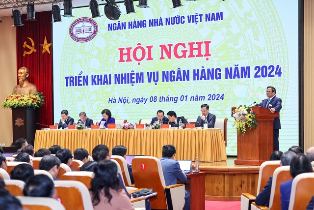 Thủ tướng: Phải tr&aacute;nh t&igrave;nh trạng d&acirc;n đến gửi tiền, ng&acirc;n h&agrave;ng lại giới thiệu đầu tư rủi ro- Ảnh 2.