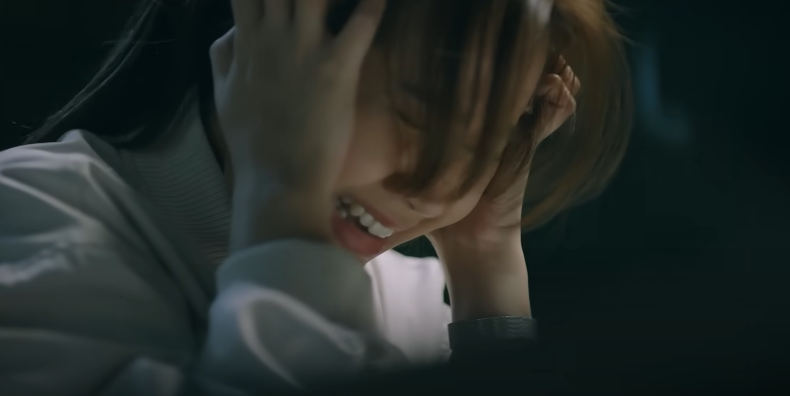 &Aacute;m ảnh vụ tai nạn giao th&ocirc;ng của bố mẹ năm xưa khiến Dương rất sợ những đ&ecirc;m mưa gi&oacute;.