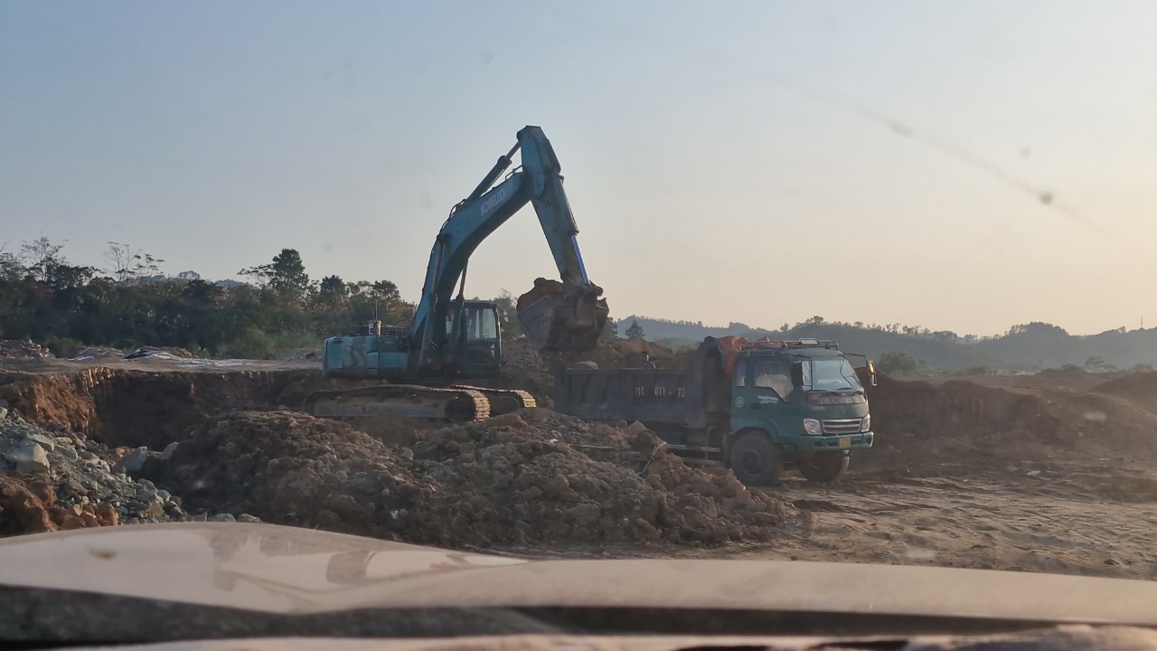 Cao Bằng: Xe chở đất lậu lộng h&agrave;nh, phớt lờ biển cấm- Ảnh 5.