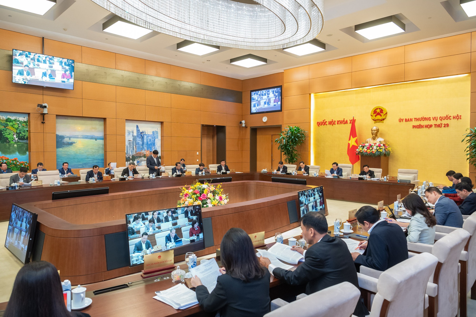 Chính phủ đề xuất Ủy ban Thường vụ Quốc hội "gỡ rối" Luật Đầu tư công - Ảnh 2. Chính phủ đề xuất Ủy ban Thường vụ Quốc hội "gỡ rối" Luật Đầu tư công - Ảnh 2.