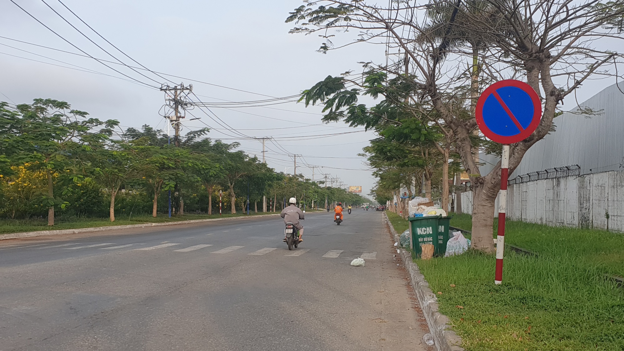 T&agrave;i xế than khổ v&igrave; biển cấm dừng đỗ "mọc" khắp đường trong khu c&ocirc;ng nghiệp- Ảnh 3.