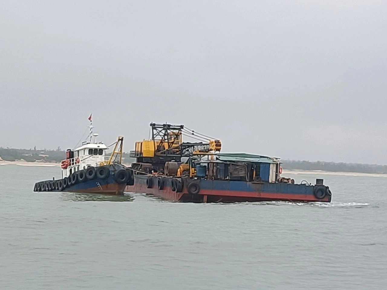 T&agrave;u h&agrave;ng 15.000 tấn mắc cạn ở Quảng Ng&atilde;i được giải cứu thế n&agrave;o?- Ảnh 4.