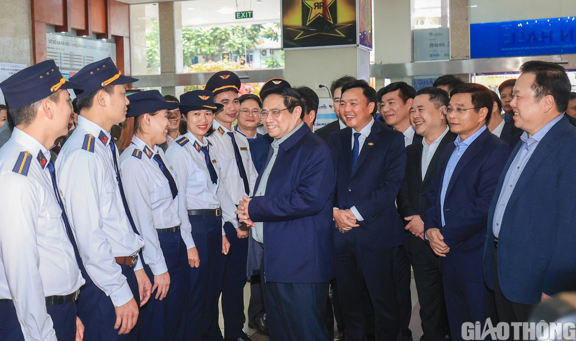Thủ tướng Phạm Minh Ch&iacute;nh thăm, động vi&ecirc;n người lao động đường sắt tại ga H&agrave; Nội- Ảnh 1.