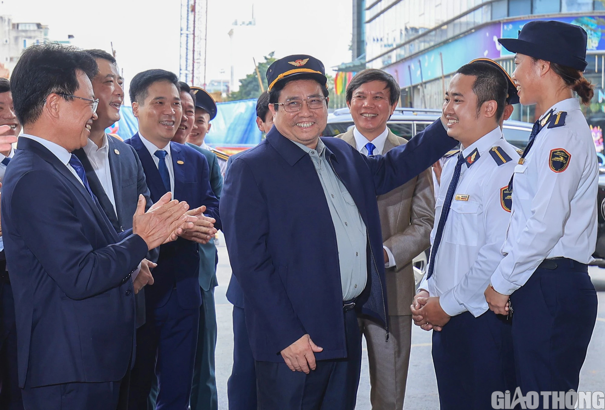 Thủ tướng Phạm Minh Ch&iacute;nh thăm, động vi&ecirc;n người lao động đường sắt tại ga H&agrave; Nội- Ảnh 2.