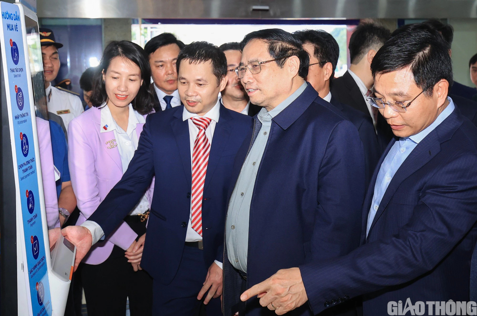 Thủ tướng Phạm Minh Ch&iacute;nh thăm, động vi&ecirc;n người lao động đường sắt tại ga H&agrave; Nội- Ảnh 3.
