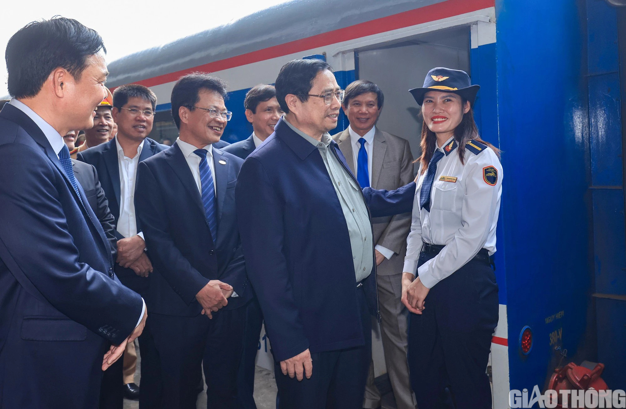 Thủ tướng Phạm Minh Ch&iacute;nh thăm, động vi&ecirc;n người lao động đường sắt tại ga H&agrave; Nội- Ảnh 4.