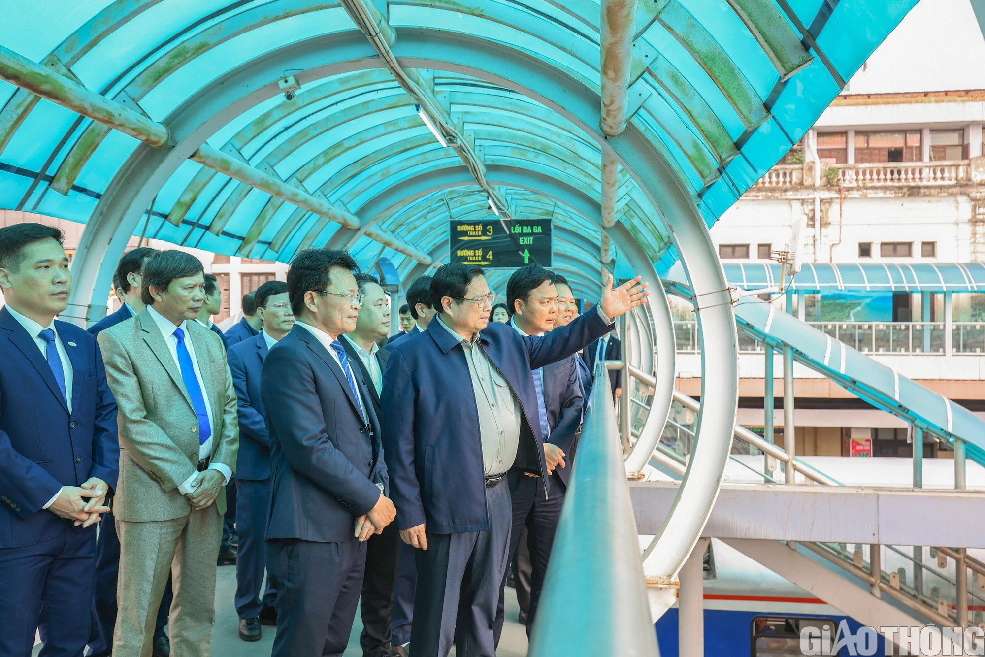 Thủ tướng Phạm Minh Ch&iacute;nh thăm, động vi&ecirc;n người lao động đường sắt tại ga H&agrave; Nội- Ảnh 7.