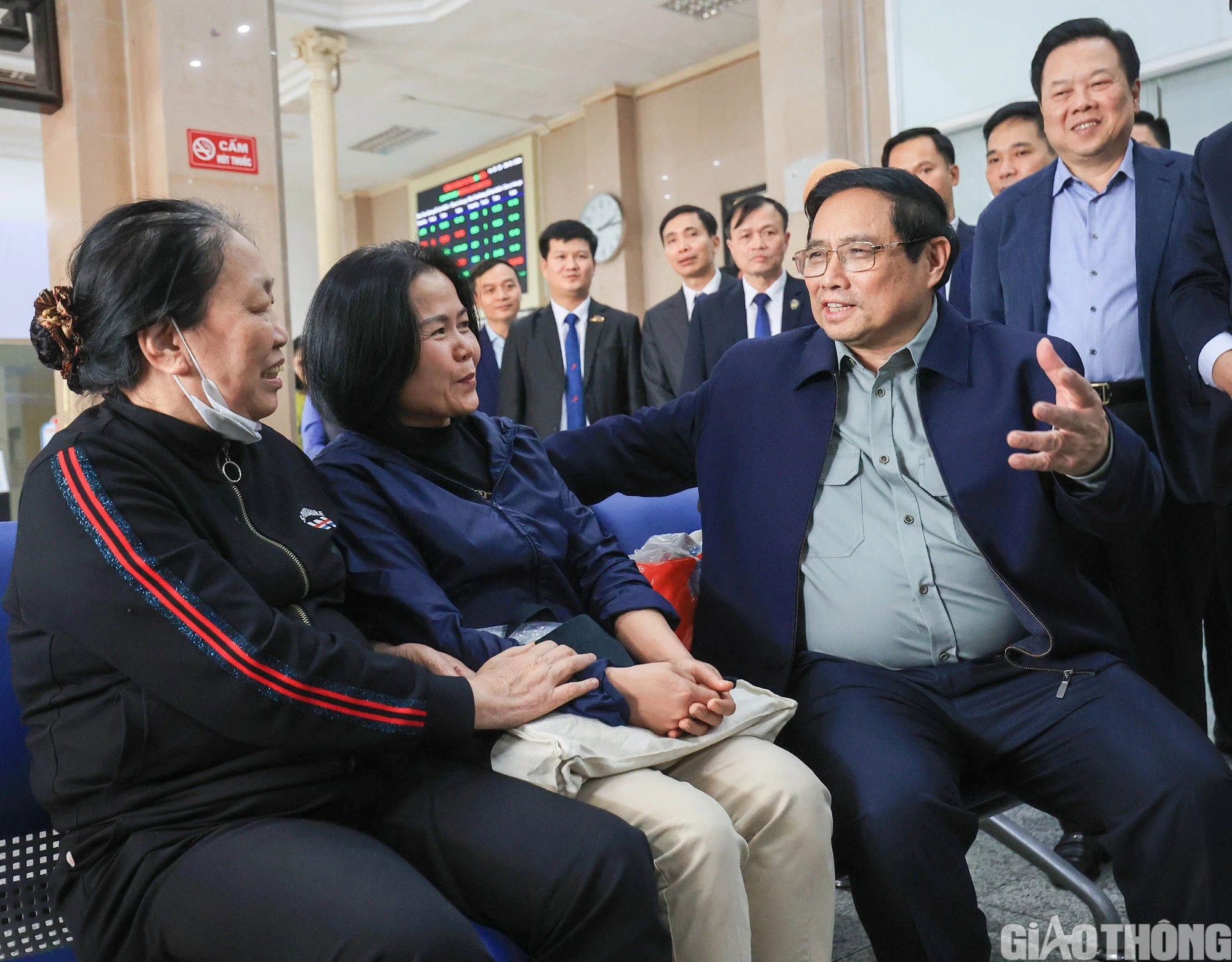 Thủ tướng Phạm Minh Ch&iacute;nh thăm, động vi&ecirc;n người lao động đường sắt tại ga H&agrave; Nội- Ảnh 8.