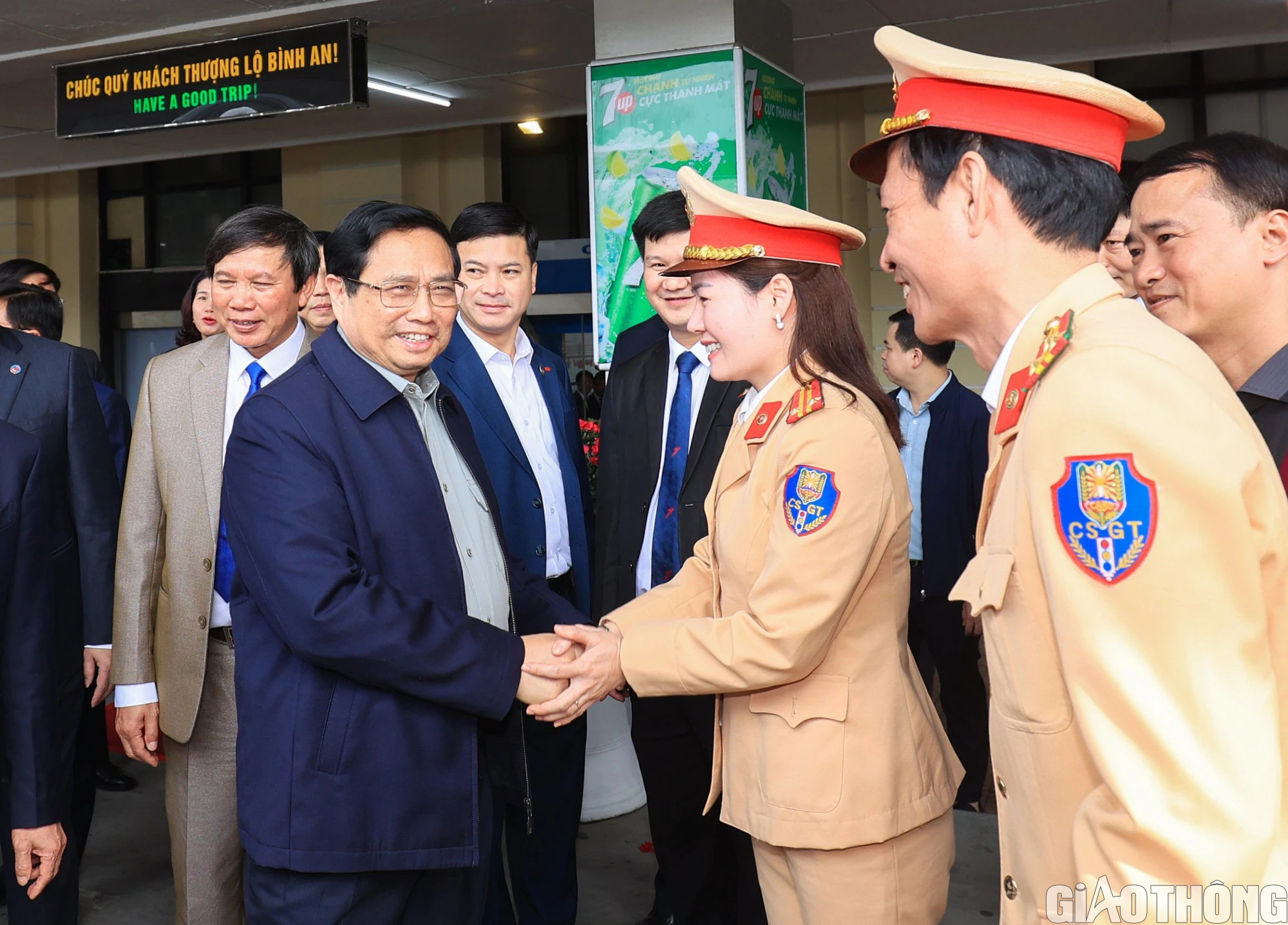 Thủ tướng Phạm Minh Ch&iacute;nh thăm, động vi&ecirc;n người lao động đường sắt tại ga H&agrave; Nội- Ảnh 9.
