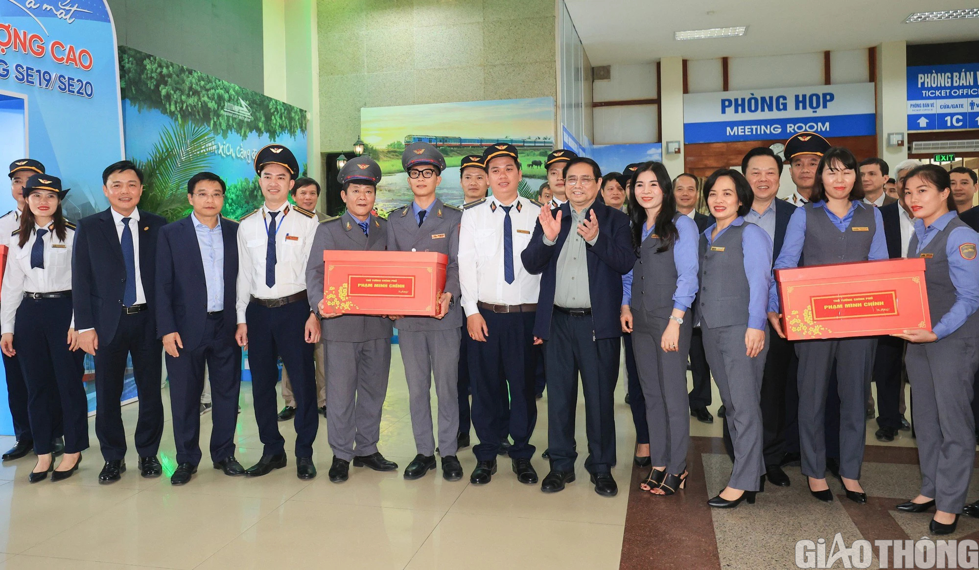 Thủ tướng Phạm Minh Ch&iacute;nh thăm, động vi&ecirc;n người lao động đường sắt tại ga H&agrave; Nội- Ảnh 10.