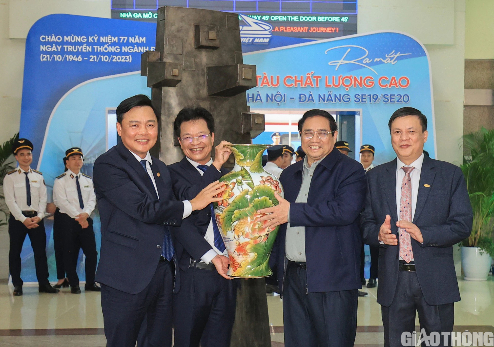 Thủ tướng Phạm Minh Ch&iacute;nh thăm, động vi&ecirc;n người lao động đường sắt tại ga H&agrave; Nội- Ảnh 11.