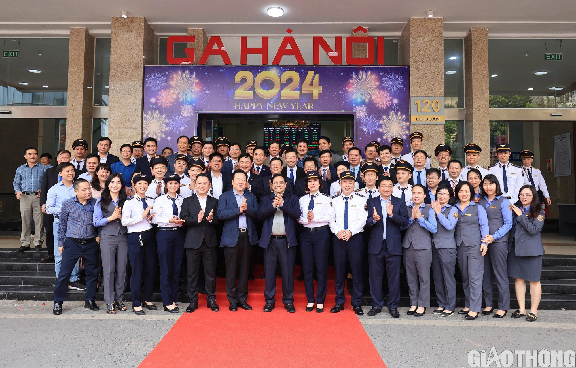 Thủ tướng Phạm Minh Ch&iacute;nh thăm, động vi&ecirc;n người lao động đường sắt tại ga H&agrave; Nội- Ảnh 12.