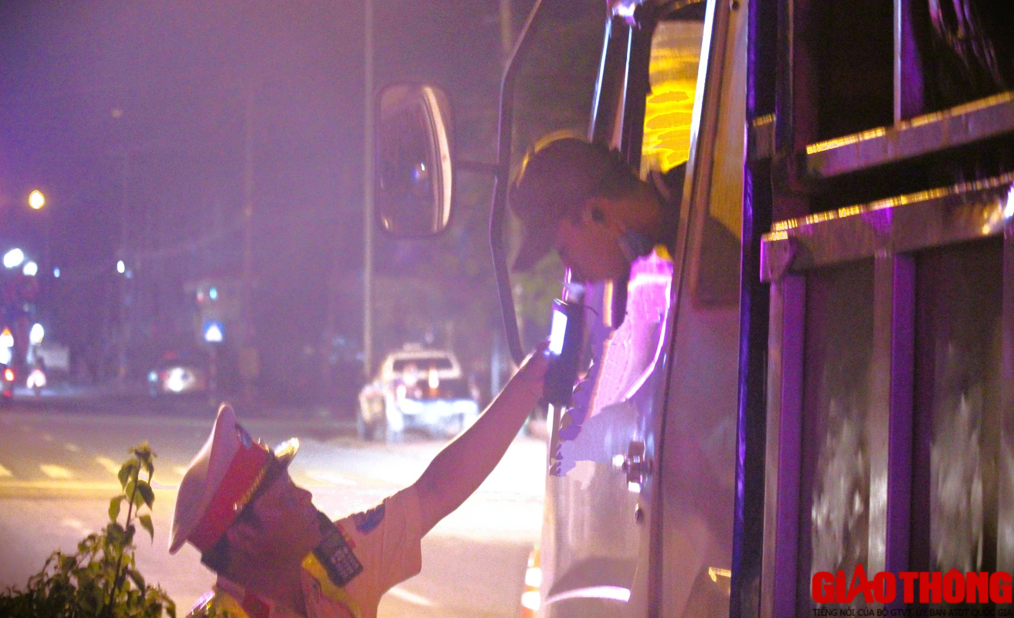 T&agrave;i xế xe đầu k&eacute;o c&oacute; nồng độ cồn trong m&aacute;u bị phạt 35 triệu, tước GPLX 23 th&aacute;ng- Ảnh 1.