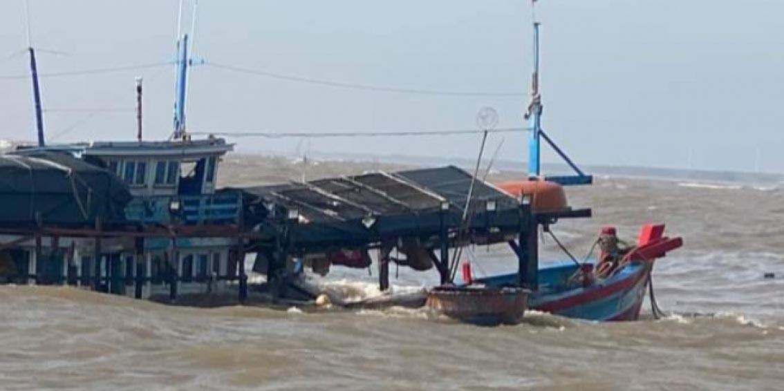 Bến Tre: Ch&igrave;m t&agrave;u c&aacute; ở Cửa Đại, 19 ngư d&acirc;n được cứu sống- Ảnh 1.