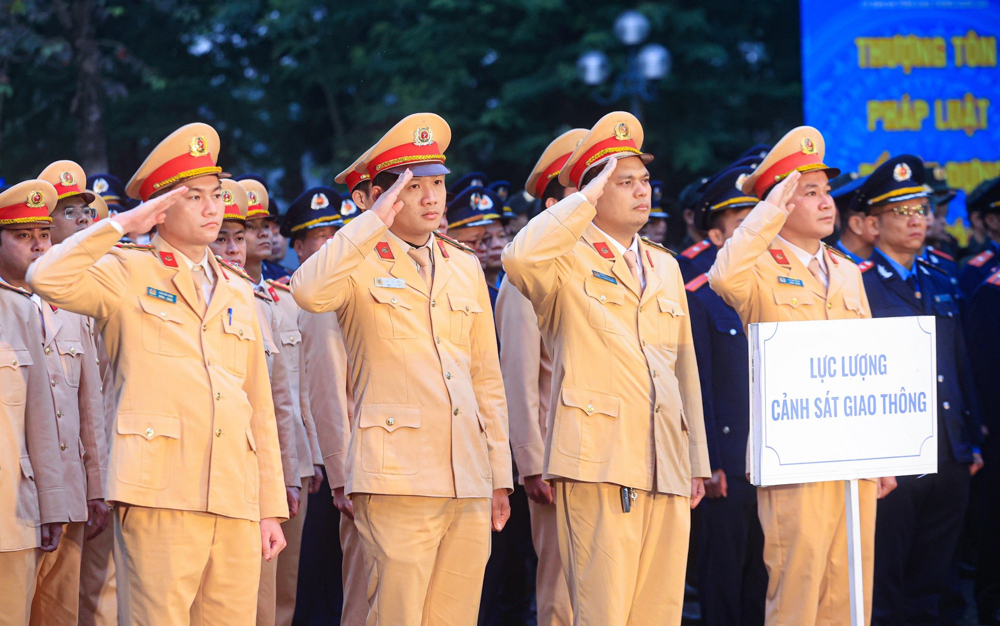 Ph&oacute; thủ tướng: Thượng t&ocirc;n ph&aacute;p luật để k&eacute;o giảm tai nạn giao th&ocirc;ng- Ảnh 7.