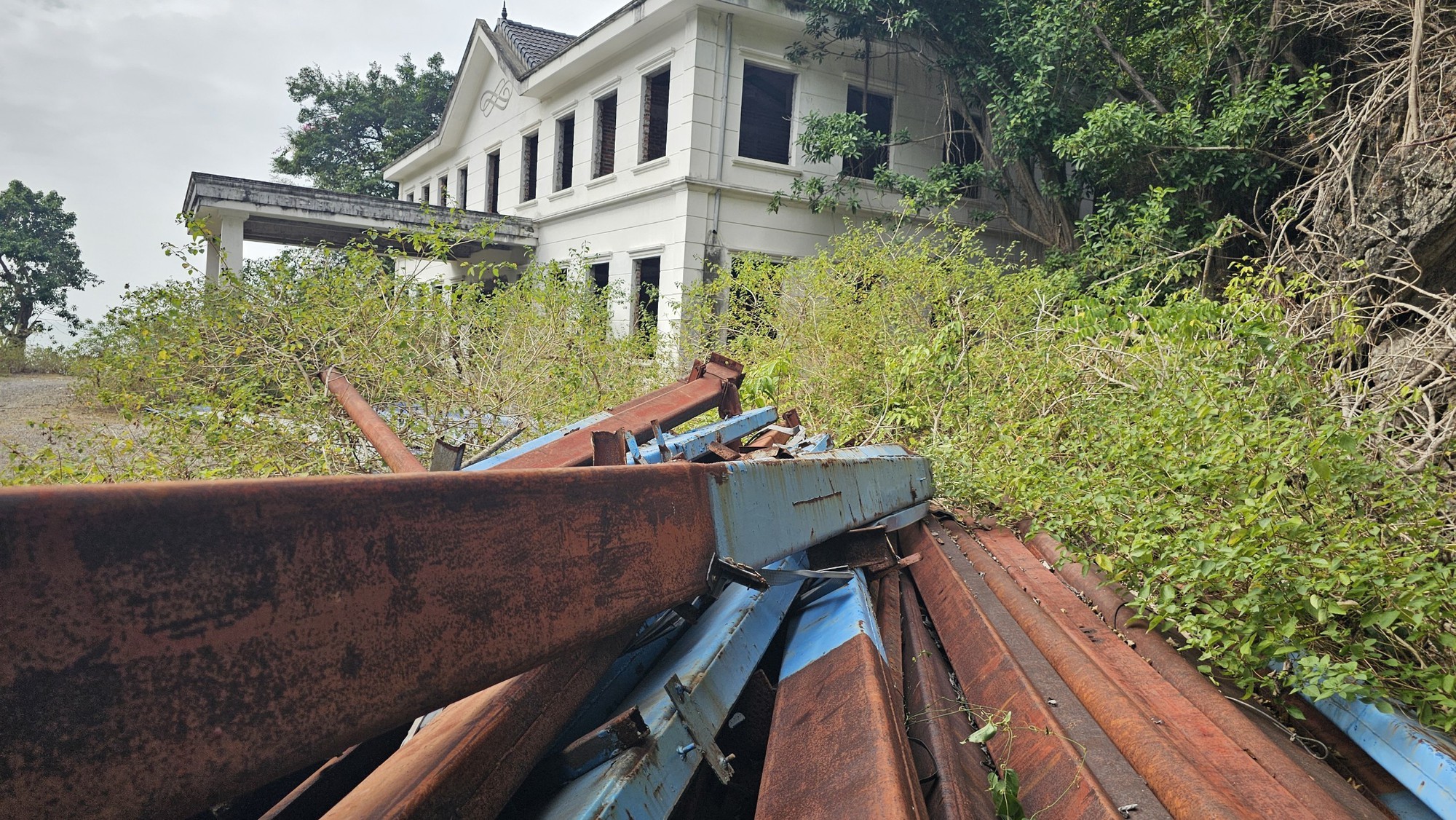 Hải Phòng: Lạ lùng loạt biệt thự ở khu du lịch thành nơi nuôi dê- Ảnh 10. Hải Phòng: Lạ lùng loạt biệt thự ở khu du lịch thành nơi nuôi dê- Ảnh 10.