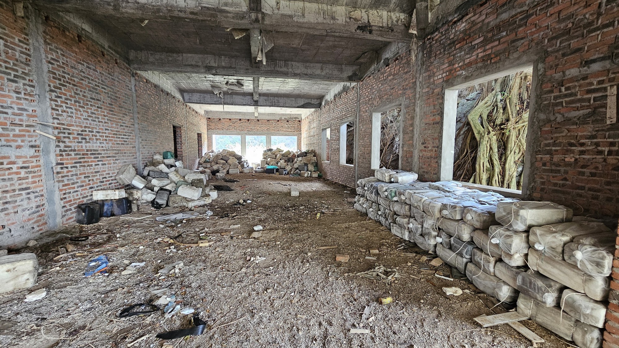 Hải Phòng: Lạ lùng loạt biệt thự ở khu du lịch thành nơi nuôi dê- Ảnh 7. Hải Phòng: Lạ lùng loạt biệt thự ở khu du lịch thành nơi nuôi dê- Ảnh 7.