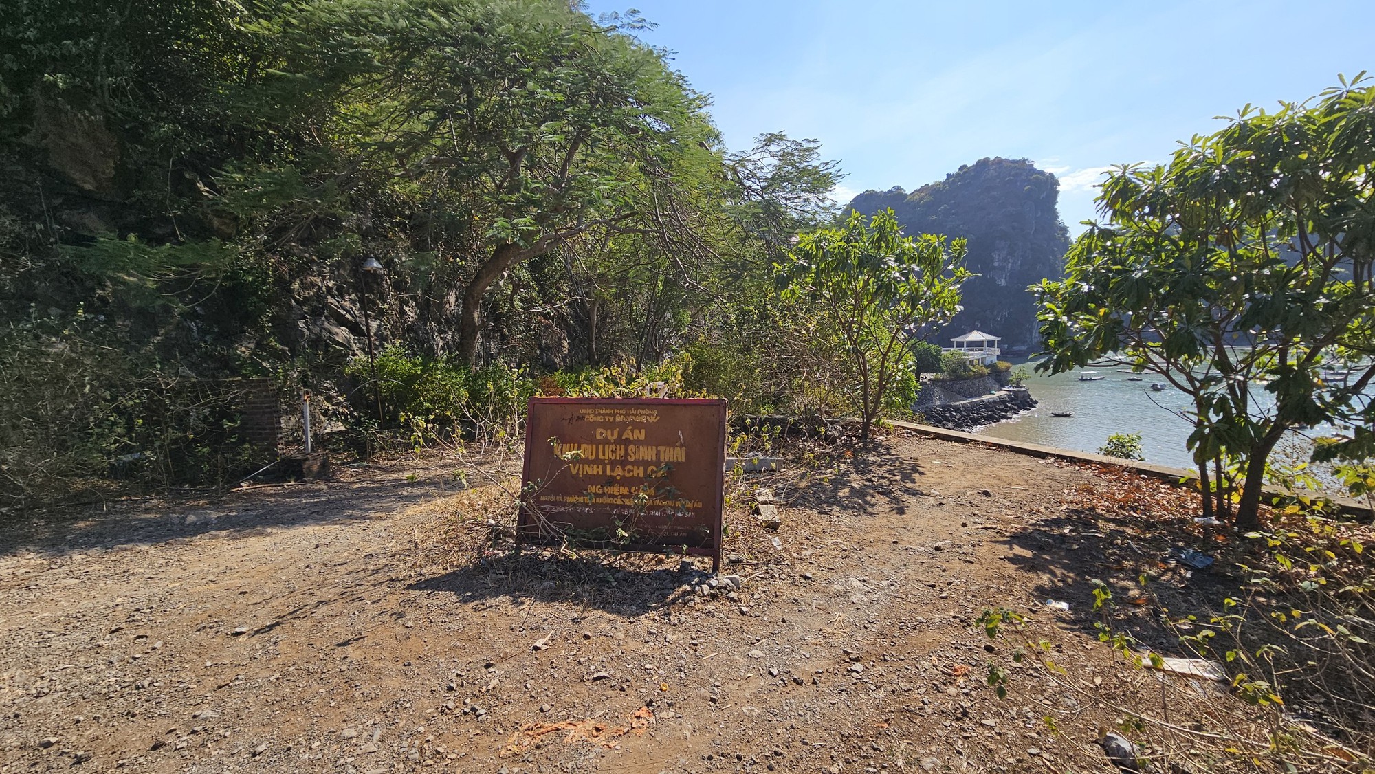 Hải Phòng: Lạ lùng loạt biệt thự ở khu du lịch thành nơi nuôi dê- Ảnh 3. Hải Phòng: Lạ lùng loạt biệt thự ở khu du lịch thành nơi nuôi dê- Ảnh 3.