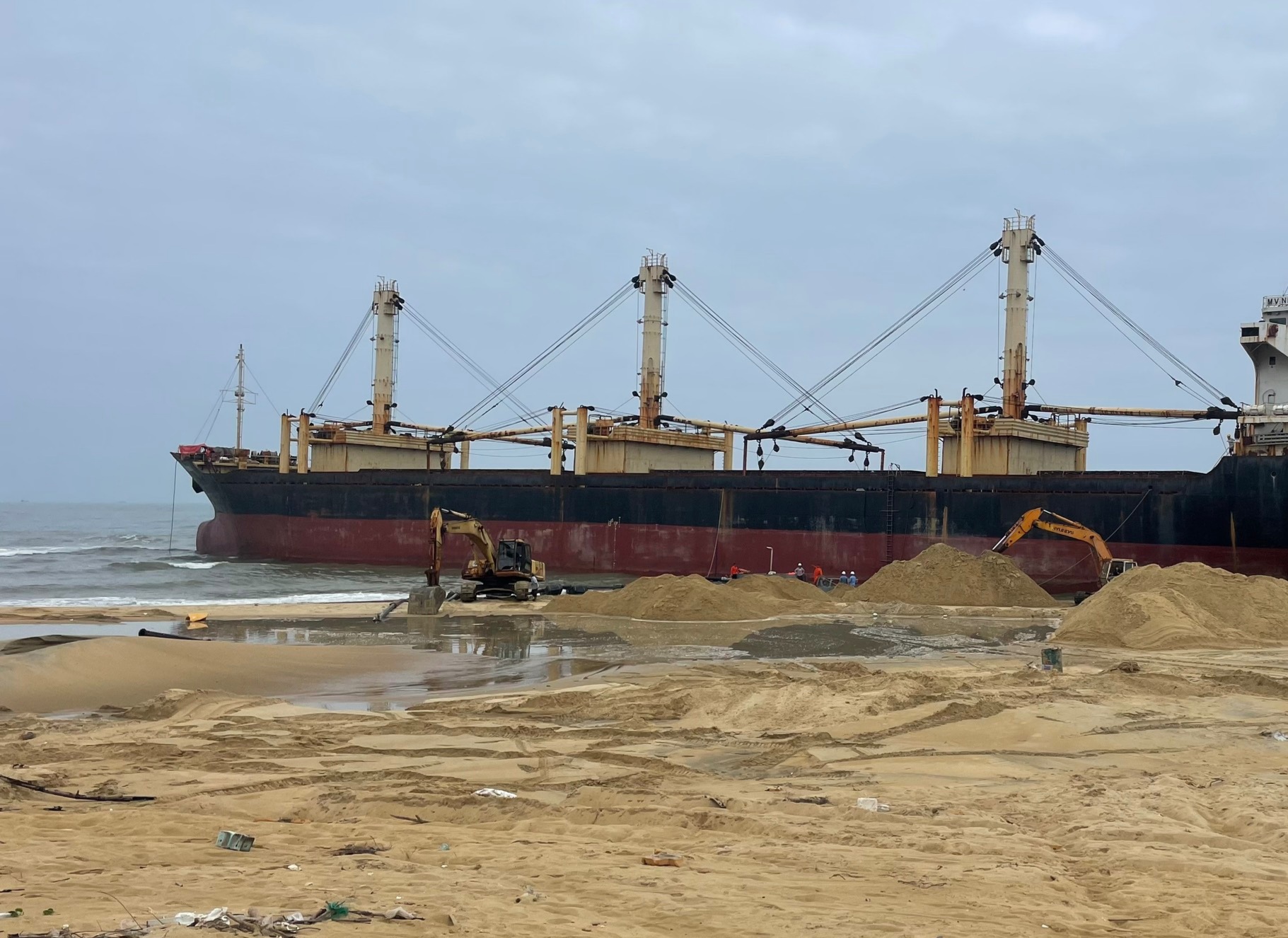 T&agrave;u h&agrave;ng 15.000 tấn mắc cạn ở Quảng Ng&atilde;i được giải cứu thế n&agrave;o?- Ảnh 1.
