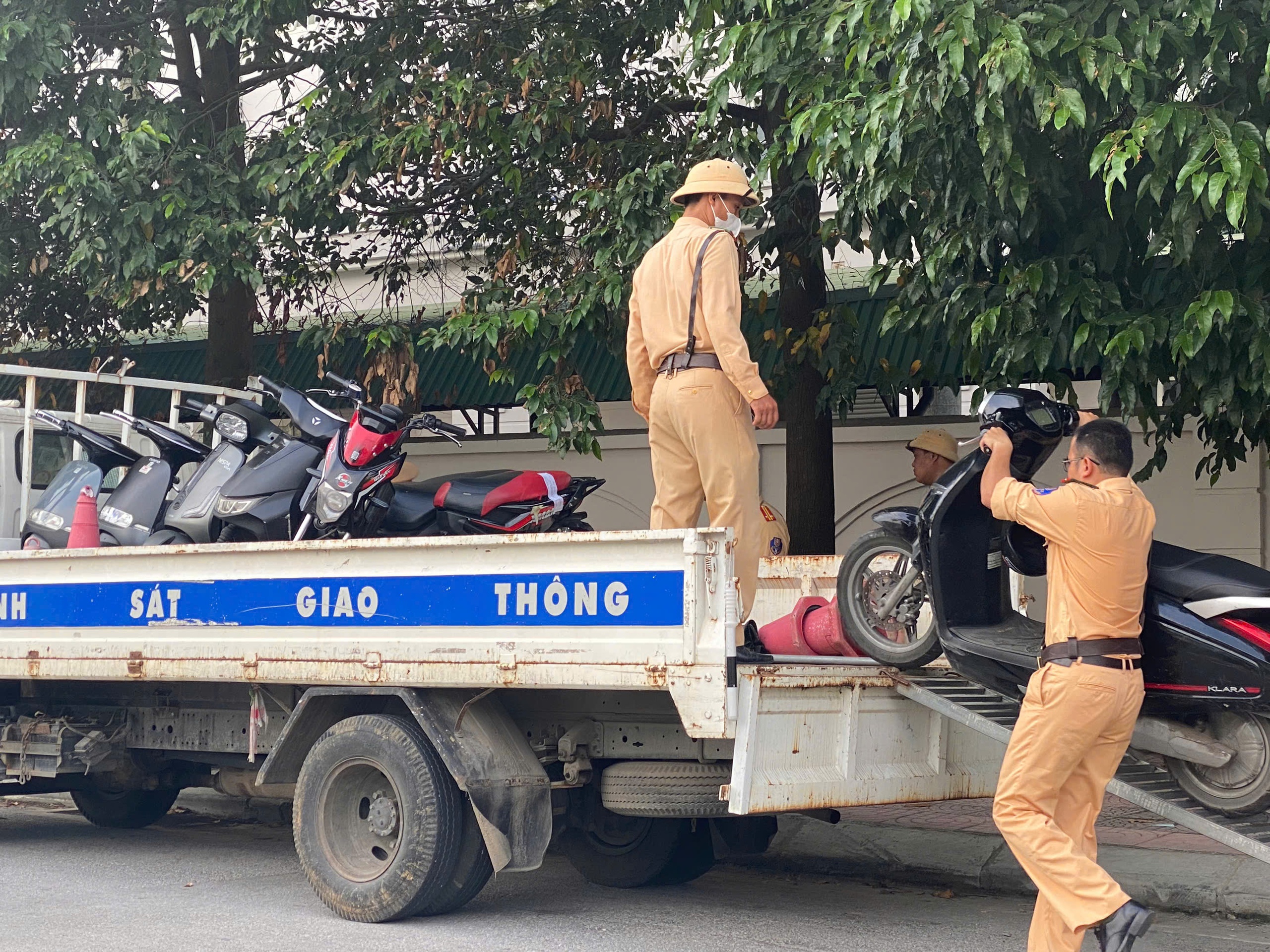 Nghệ An: Ra qu&acirc;n xử l&yacute; học sinh vi phạm trật tự an to&agrave;n giao th&ocirc;ng- Ảnh 2.