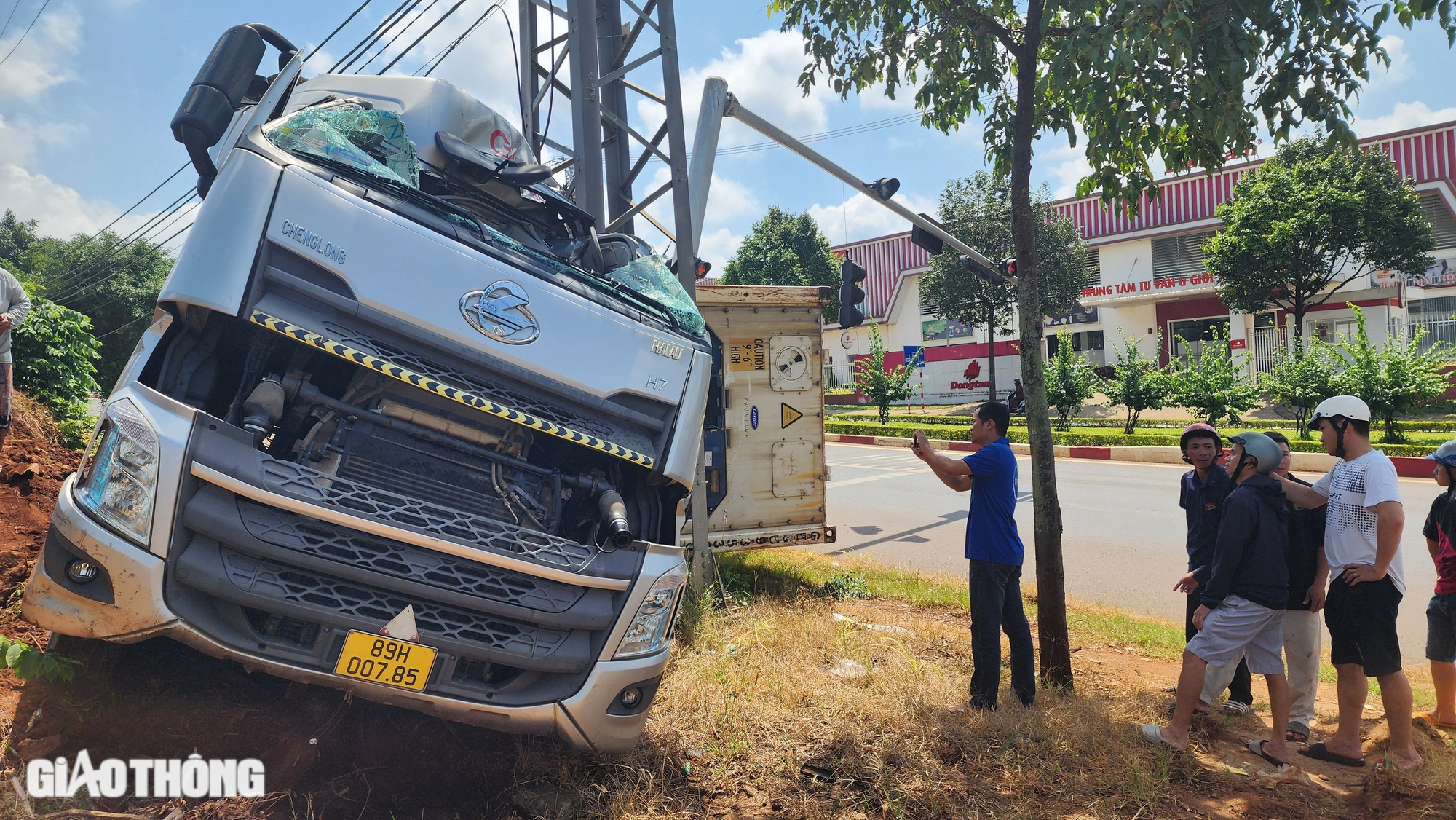 Xe container mất l&aacute;i, lật nghi&ecirc;ng khi đổ dốc, t&agrave;i xế tho&aacute;t chết trong gang tấc- Ảnh 4.
