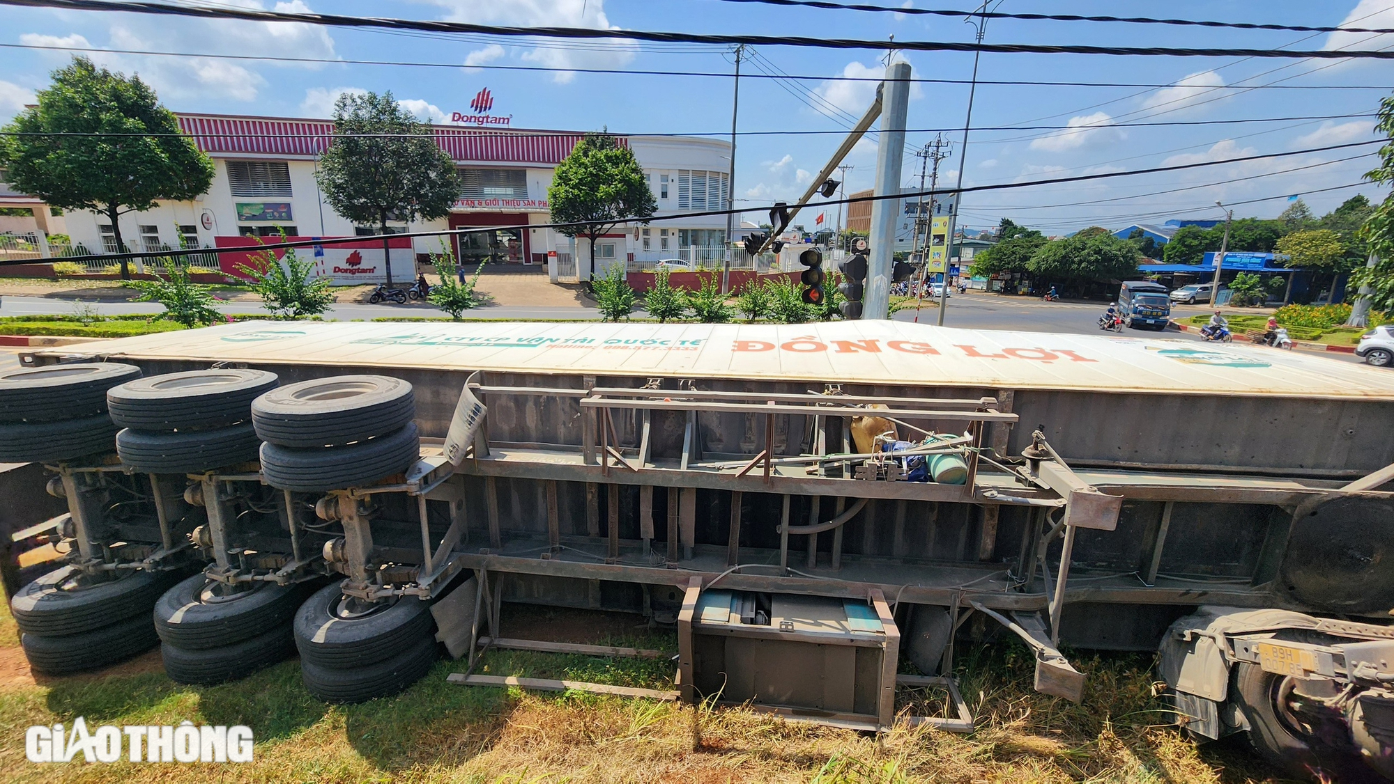 Xe container mất l&aacute;i, lật nghi&ecirc;ng khi đổ dốc, t&agrave;i xế tho&aacute;t chết trong gang tấc- Ảnh 5.