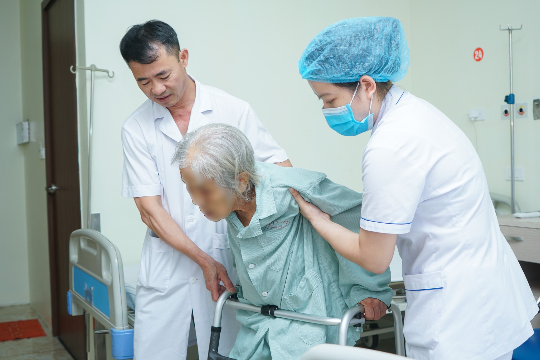 Hi hữu ca phẫu thuật thay khớp h&aacute;ng cho cụ b&agrave; 113 tuổi- Ảnh 1.