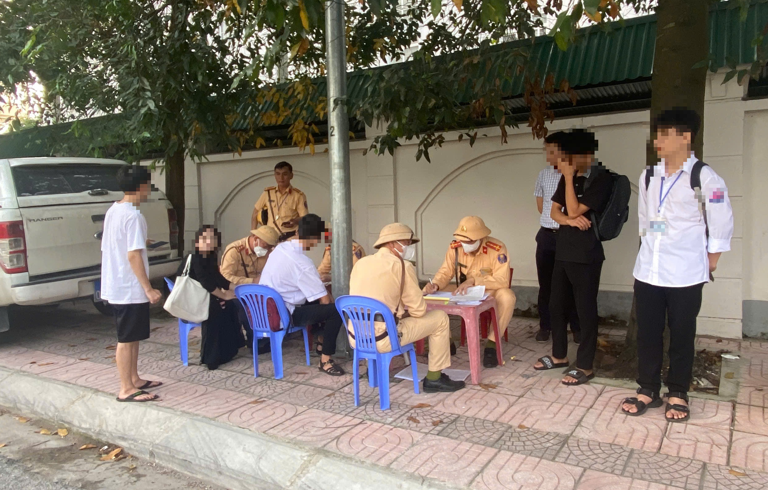 Nghệ An: Ra qu&acirc;n xử l&yacute; học sinh vi phạm trật tự an to&agrave;n giao th&ocirc;ng- Ảnh 1.