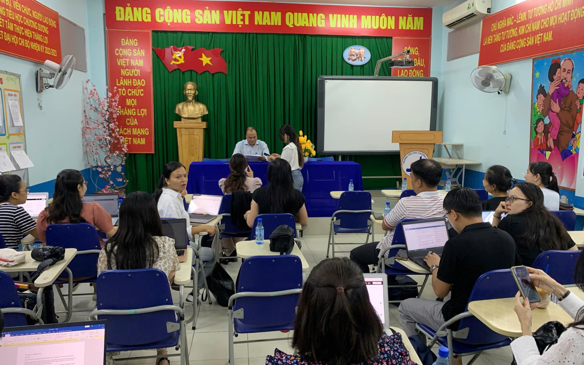 Đại diện ph&ograve;ng GD&ĐT v&agrave; nh&agrave; trường đến l&agrave;m việc với c&ocirc; gi&aacute;o 'dỗi&rdquo; nội dung g&igrave;?