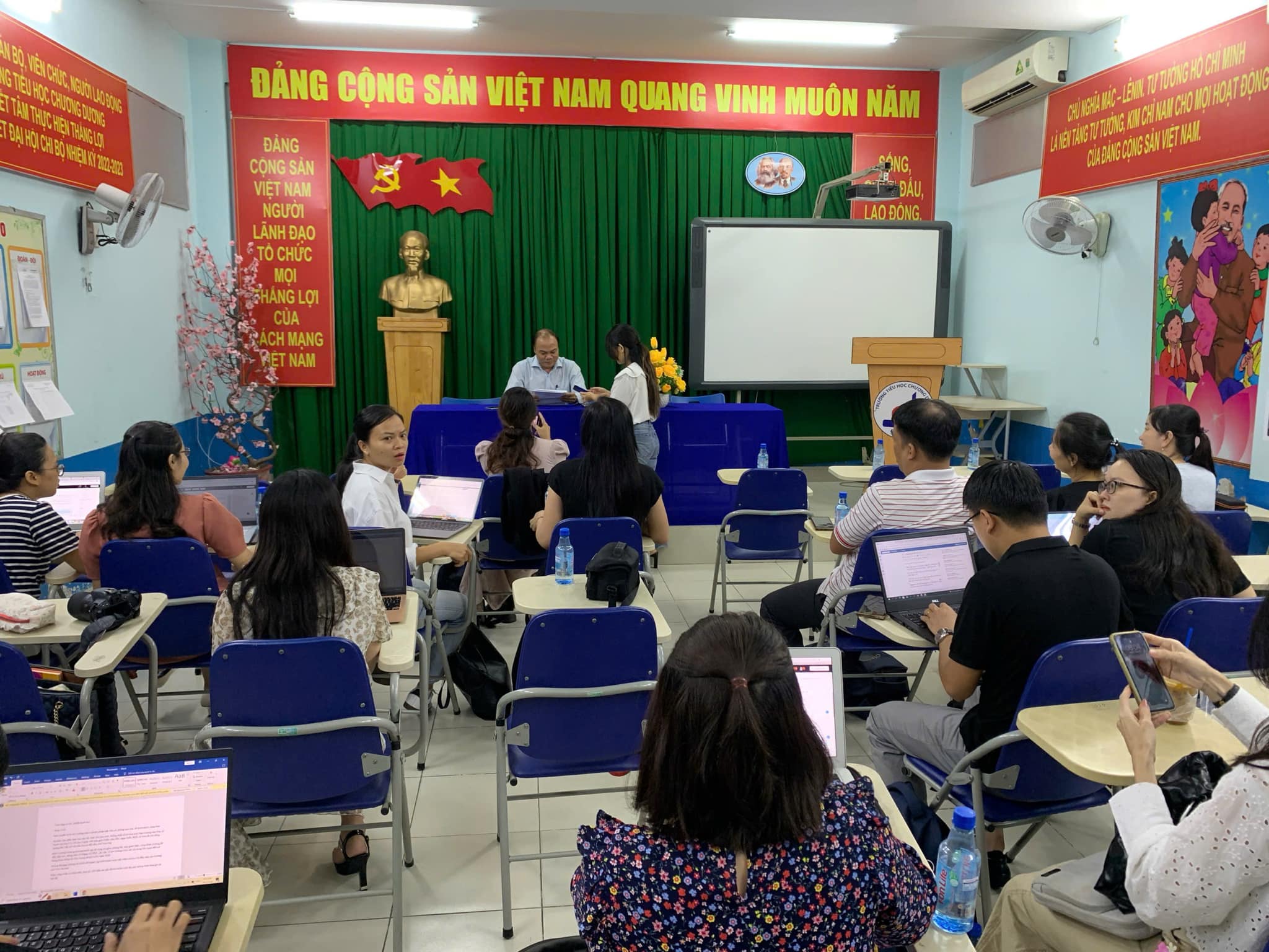Đại diện ph&ograve;ng GD&ĐT v&agrave; nh&agrave; trường đến l&agrave;m việc với c&ocirc; gi&aacute;o "dỗi&rdquo; nội dung g&igrave;?- Ảnh 2.