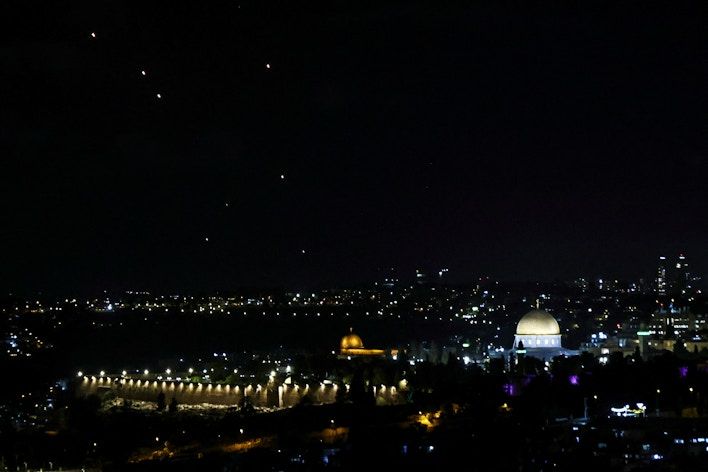 H&agrave;ng loạt chuyến bay vội v&atilde; đổi hướng v&igrave; Iran kh&ocirc;ng k&iacute;ch Israel- Ảnh 1.