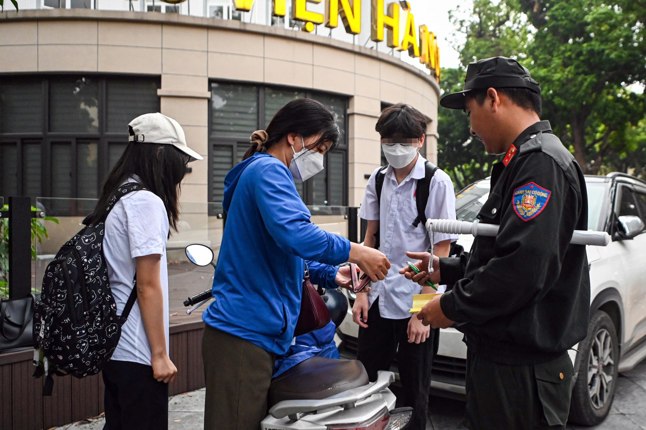 Học sinh, phụ huynh ngỡ ngàng khi bị CSGT xử phạt ngày đầu cao điểm- Ảnh 3. Học sinh, phụ huynh ngỡ ngàng khi bị CSGT xử phạt ngày đầu cao điểm- Ảnh 3.