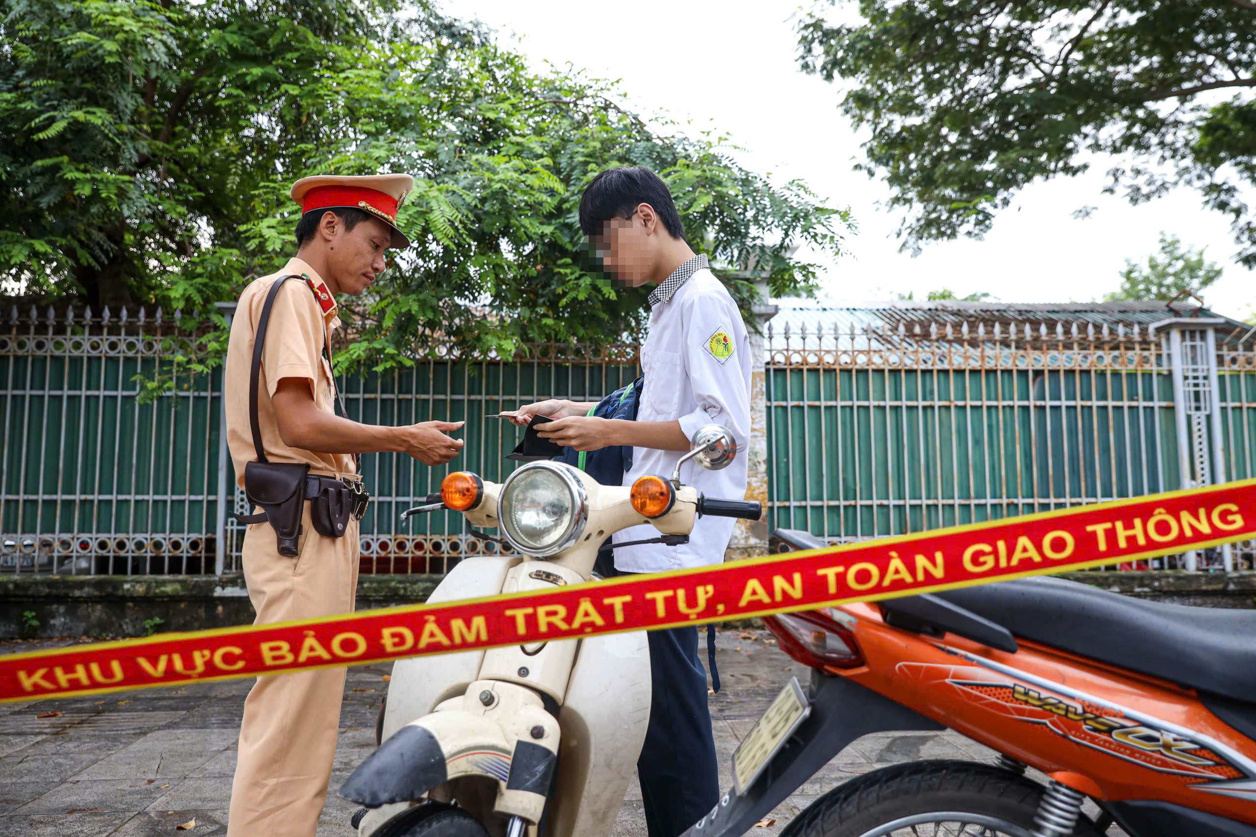 Học sinh, phụ huynh ngỡ ngàng khi bị CSGT xử phạt ngày đầu cao điểm- Ảnh 2. Học sinh, phụ huynh ngỡ ngàng khi bị CSGT xử phạt ngày đầu cao điểm- Ảnh 2.