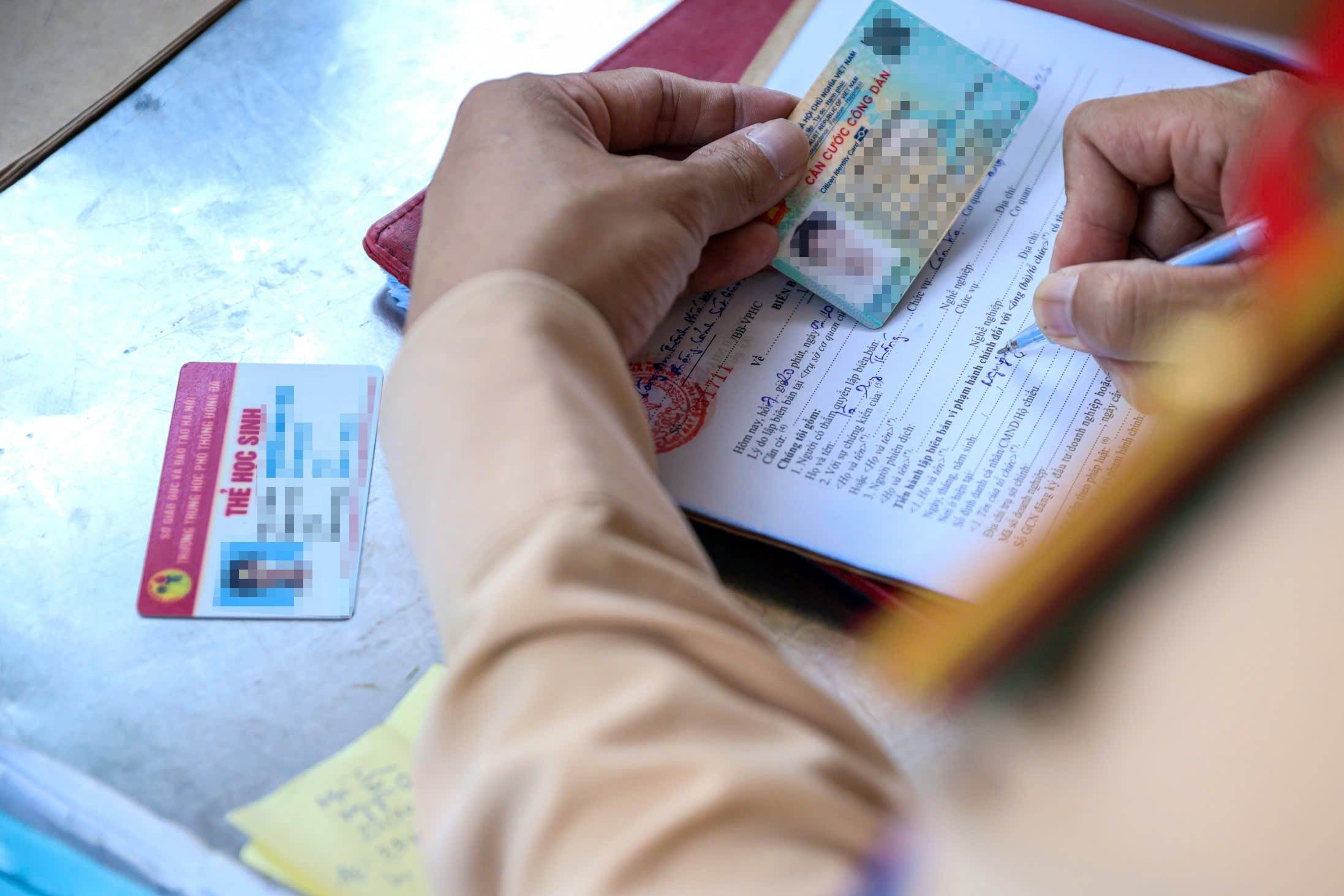 Học sinh, phụ huynh ngỡ ngàng khi bị CSGT xử phạt ngày đầu cao điểm- Ảnh 4. Học sinh, phụ huynh ngỡ ngàng khi bị CSGT xử phạt ngày đầu cao điểm- Ảnh 4.