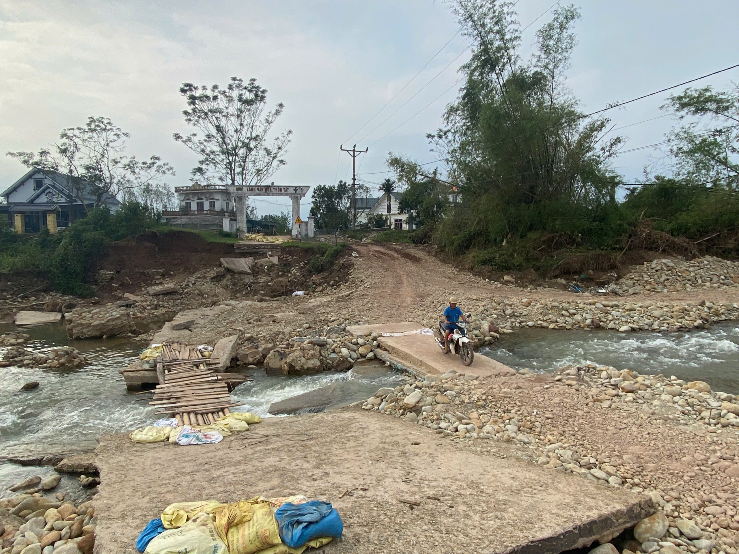 Quảng Ninh: Bất an điểm d&acirc;n cư th&agrave;nh "ốc đảo"- Ảnh 1.