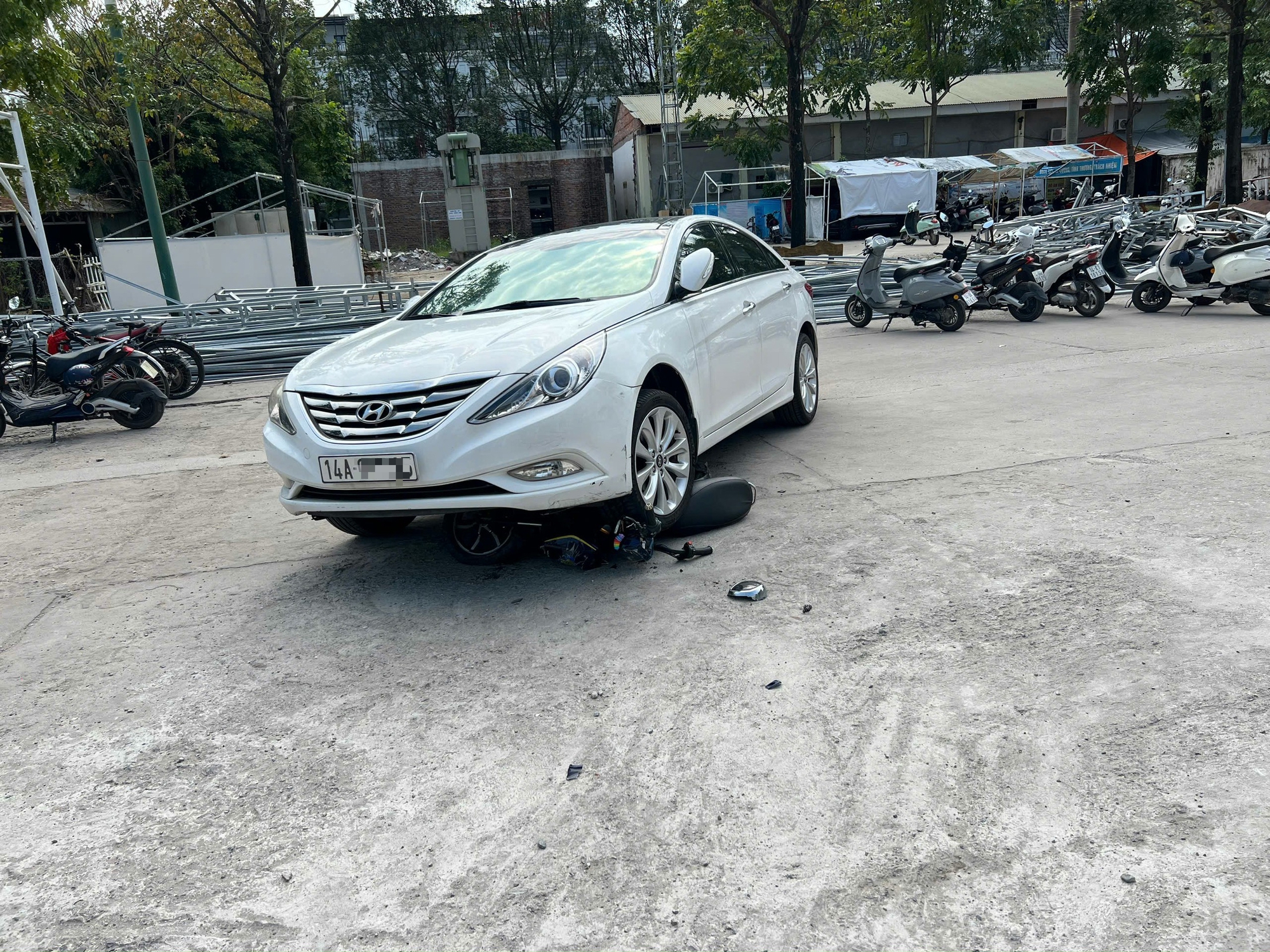 Phụ huynh điều khiển &ocirc; t&ocirc; v&agrave;o s&acirc;n trường c&aacute;n tr&uacute;ng học sinh đi xe m&aacute;y điện- Ảnh 1.
