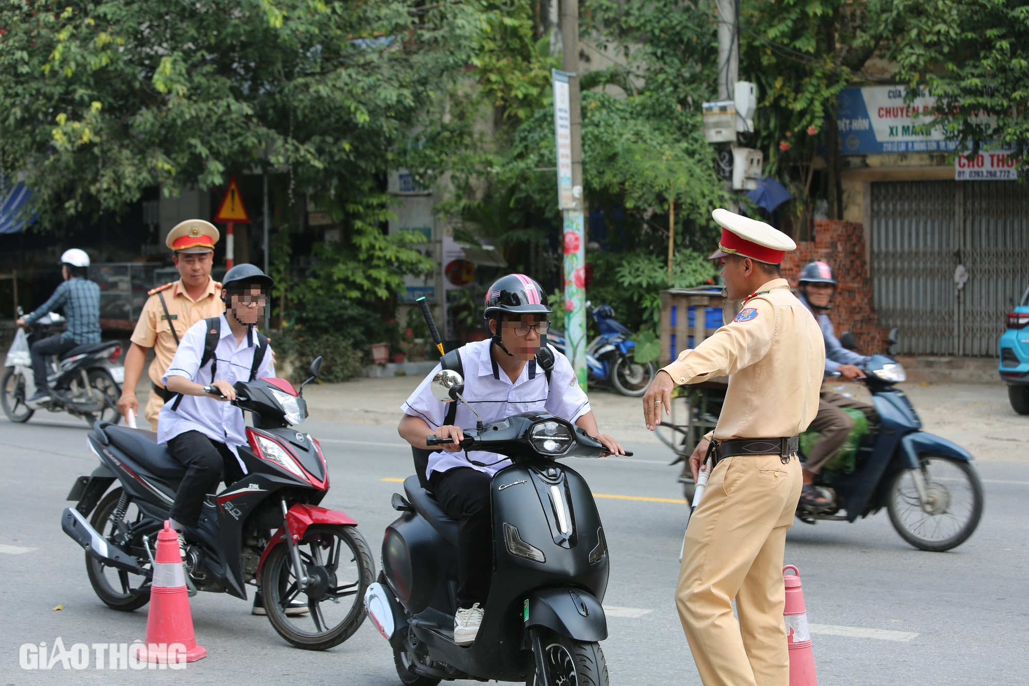Công an Thanh Hoá hoá trang xử lý hàng trăm học sinh vi phạm giao thông- Ảnh 7. Công an Thanh Hoá hoá trang xử lý hàng trăm học sinh vi phạm giao thông- Ảnh 7.