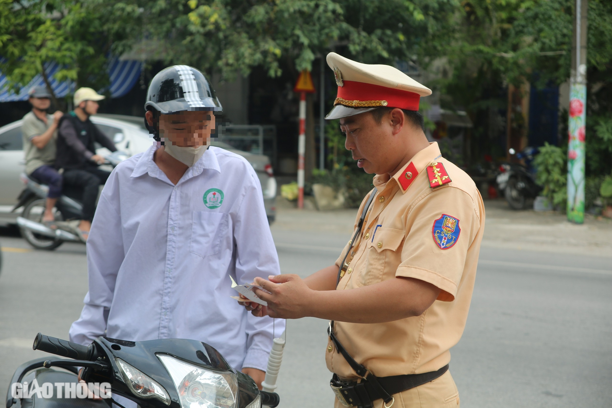 Công an Thanh Hoá hoá trang xử lý hàng trăm học sinh vi phạm giao thông- Ảnh 8. Công an Thanh Hoá hoá trang xử lý hàng trăm học sinh vi phạm giao thông- Ảnh 8.