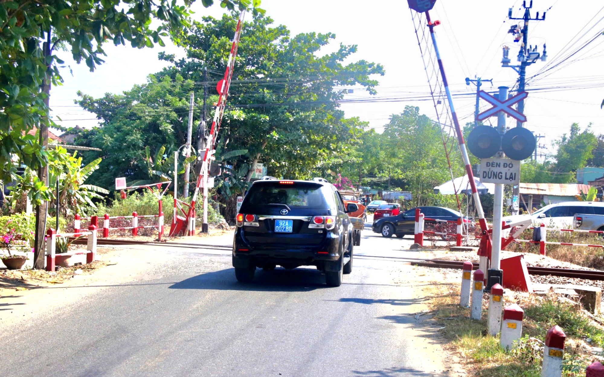 Cưỡng chế thu hồi đất để thi c&ocirc;ng cầu vượt đường sắt tr&ecirc;n QL14E- Ảnh 1.