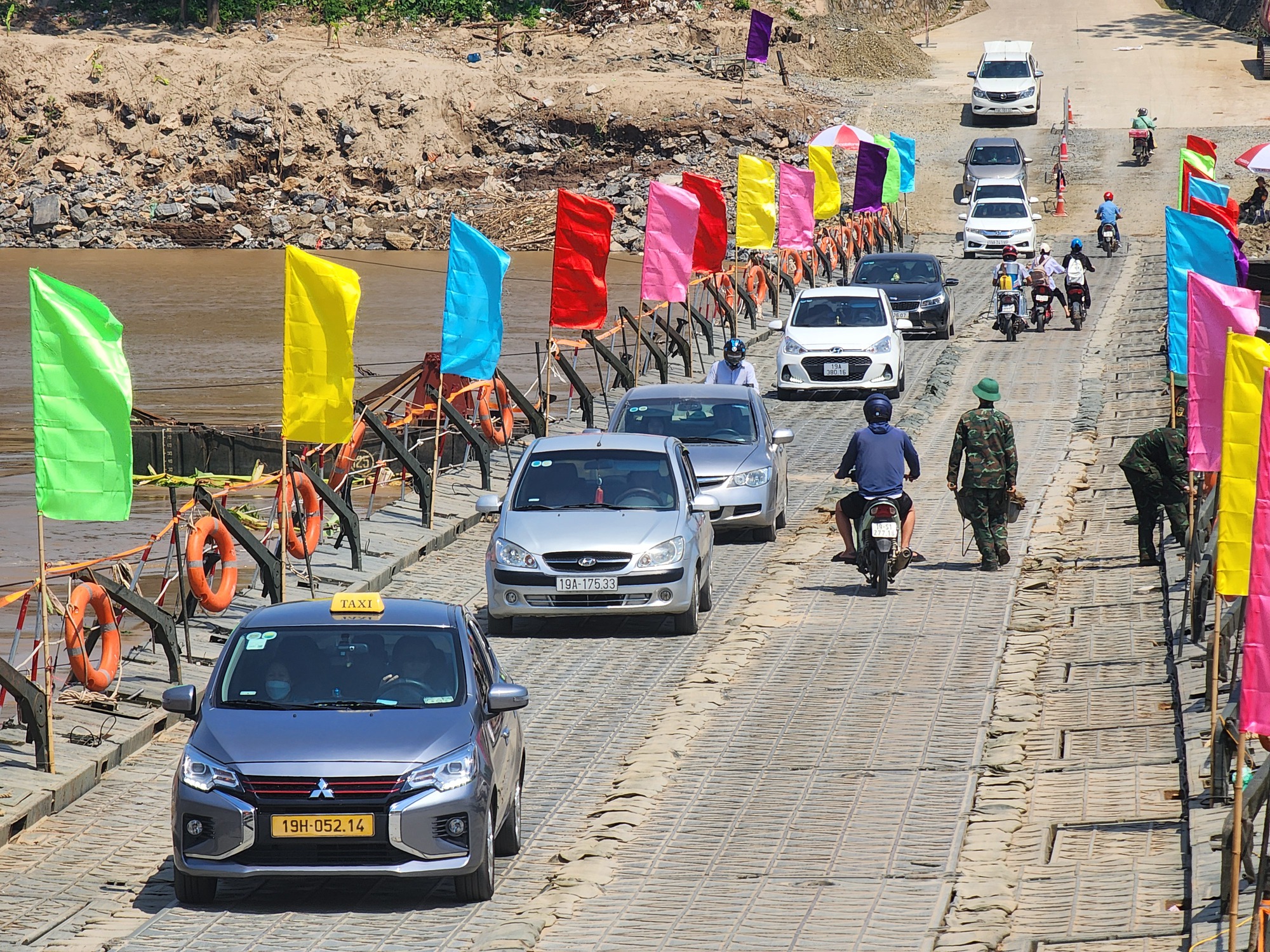 Thay đổi thời gian lưu th&ocirc;ng qua cầu phao Phong Ch&acirc;u- Ảnh 1.