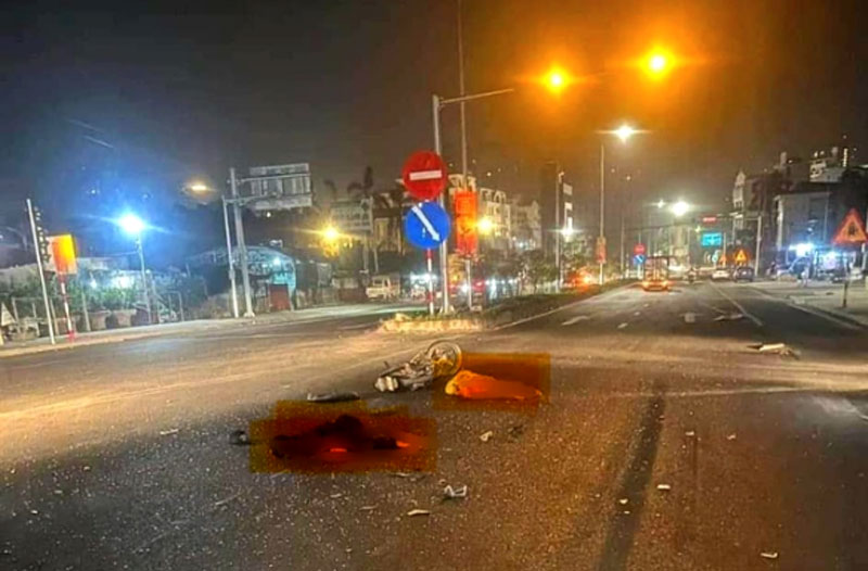 Sau c&uacute; va chạm mạnh, cả 2 thanh thiếu ni&ecirc;n nằm bất động tr&ecirc;n đường. (Ảnh người d&acirc;n cung cấp)