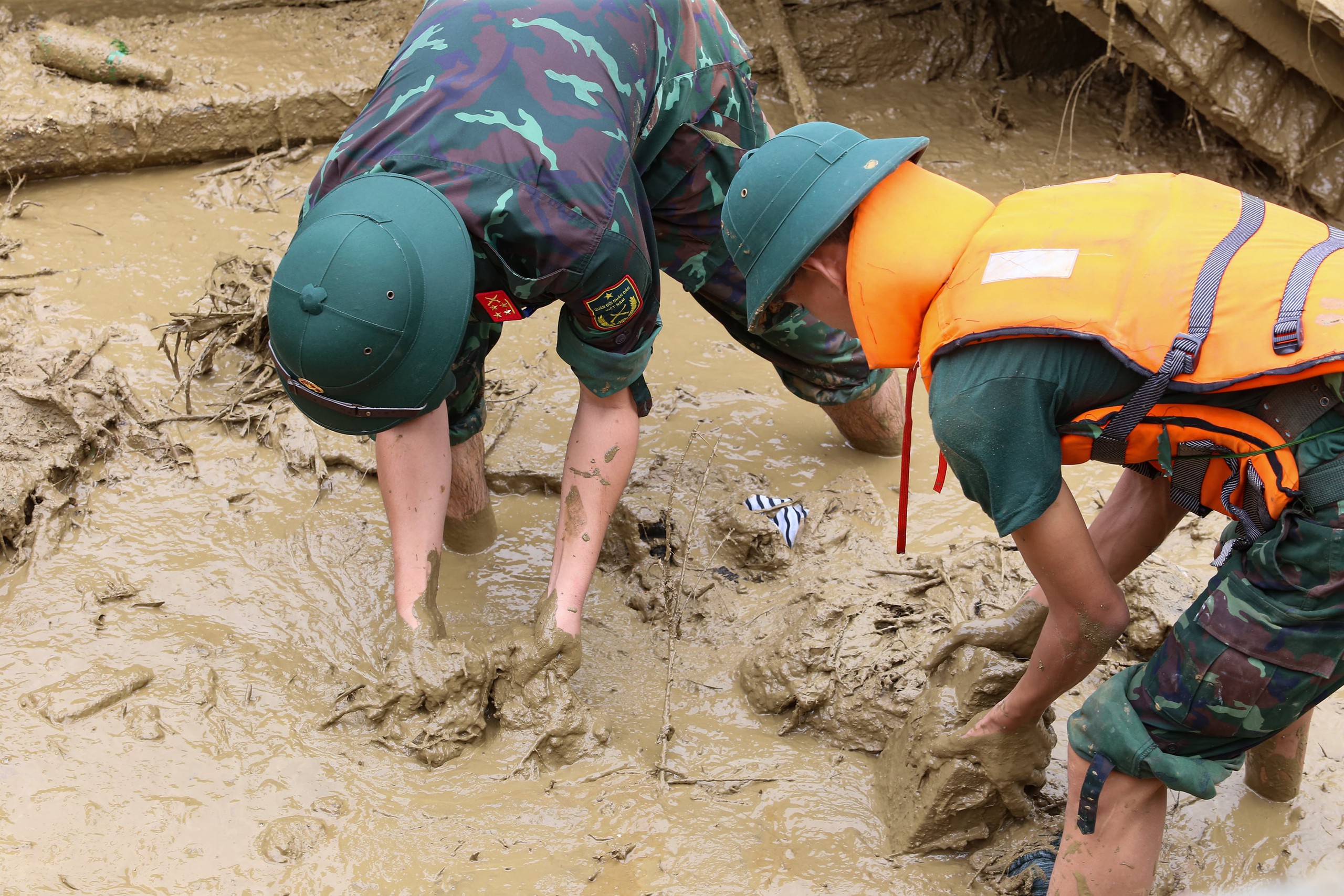 Bộ đội dầm b&ugrave;n, lật từng mảnh tường, m&aacute;i nh&agrave; sập t&igrave;m người mất t&iacute;ch ở L&agrave;ng Nủ sau lở đất- Ảnh 10.