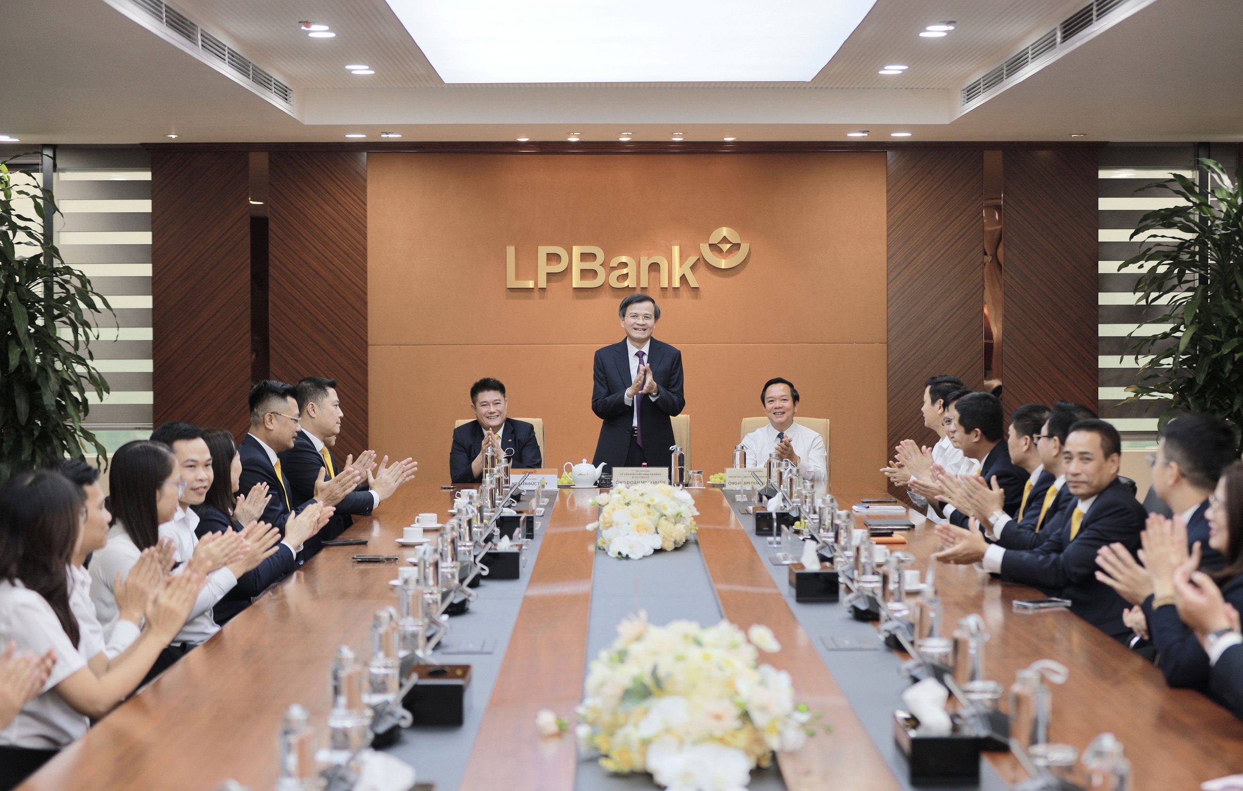 Tỉnh ủy Ninh B&igrave;nh l&agrave;m việc với Ng&acirc;n h&agrave;ng Lộc Ph&aacute;t Việt Nam nh&acirc;n ng&agrave;y Doanh nh&acirc;n Việt Nam- Ảnh 1.