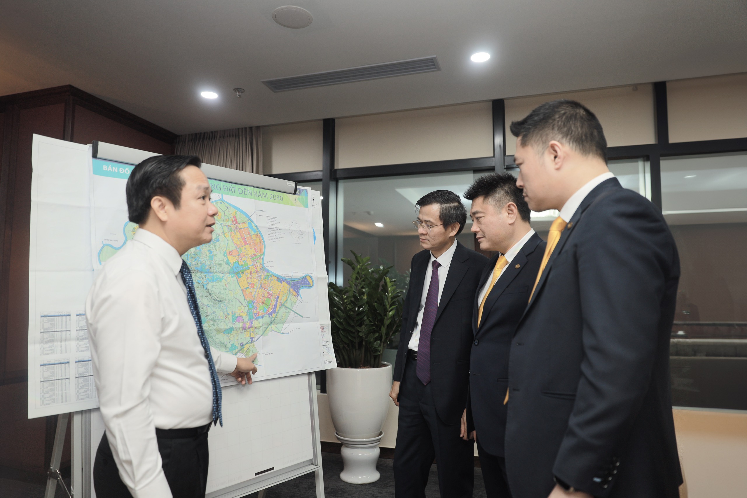 Tỉnh ủy Ninh B&igrave;nh l&agrave;m việc với Ng&acirc;n h&agrave;ng Lộc Ph&aacute;t Việt Nam nh&acirc;n ng&agrave;y Doanh nh&acirc;n Việt Nam- Ảnh 3.