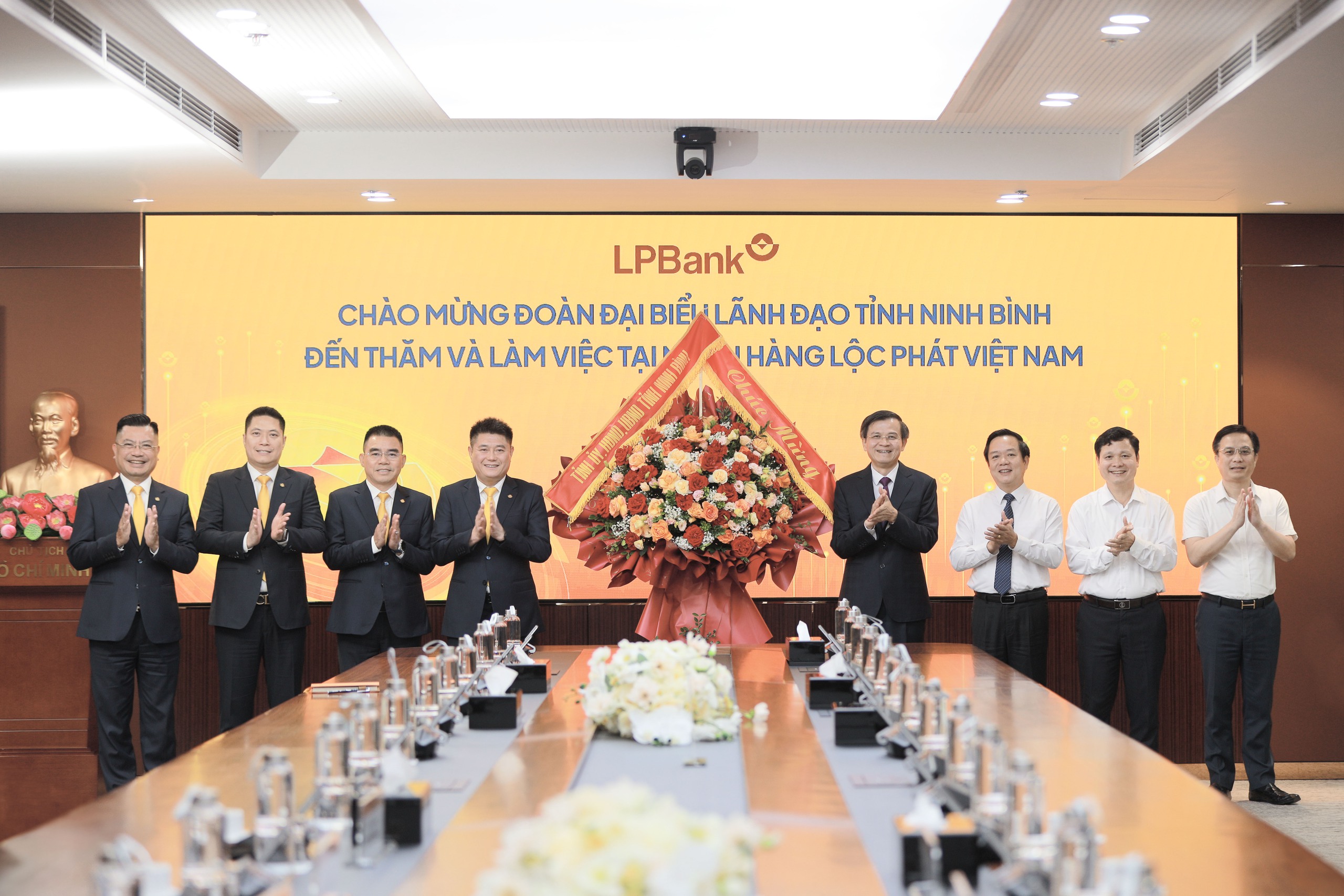 Tỉnh ủy Ninh B&igrave;nh l&agrave;m việc với Ng&acirc;n h&agrave;ng Lộc Ph&aacute;t Việt Nam nh&acirc;n ng&agrave;y Doanh nh&acirc;n Việt Nam- Ảnh 4.